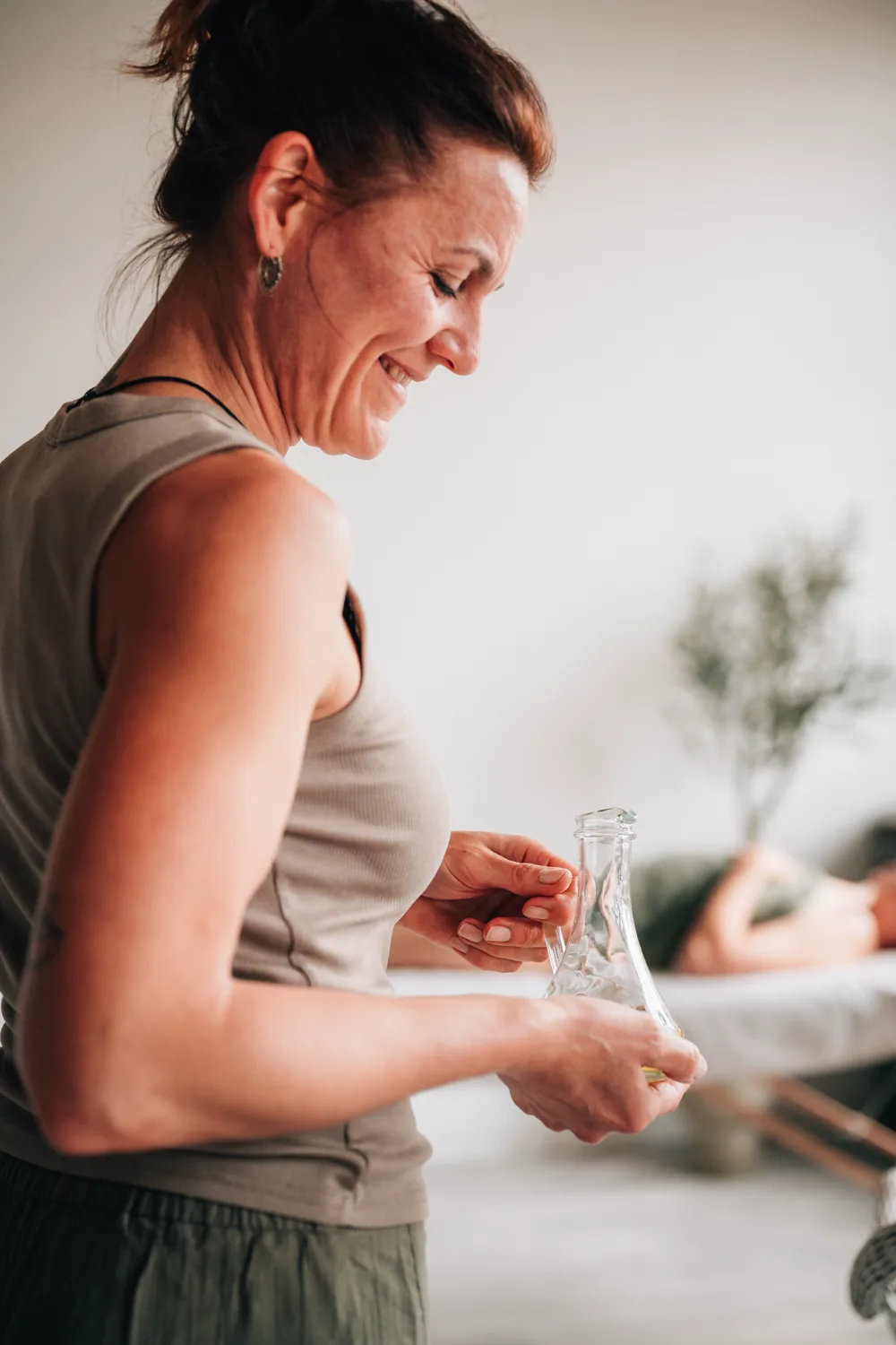 Lenka Novotná in ihrem Behandlungsraum in Crailsheim